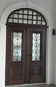 usi exterior lemn