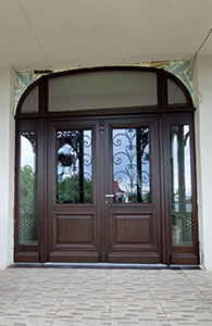 usi exterior lemn