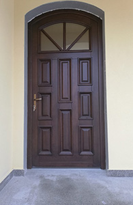 usi exterior lemn