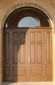 usi exterior lemn