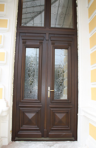 usi exterior lemn